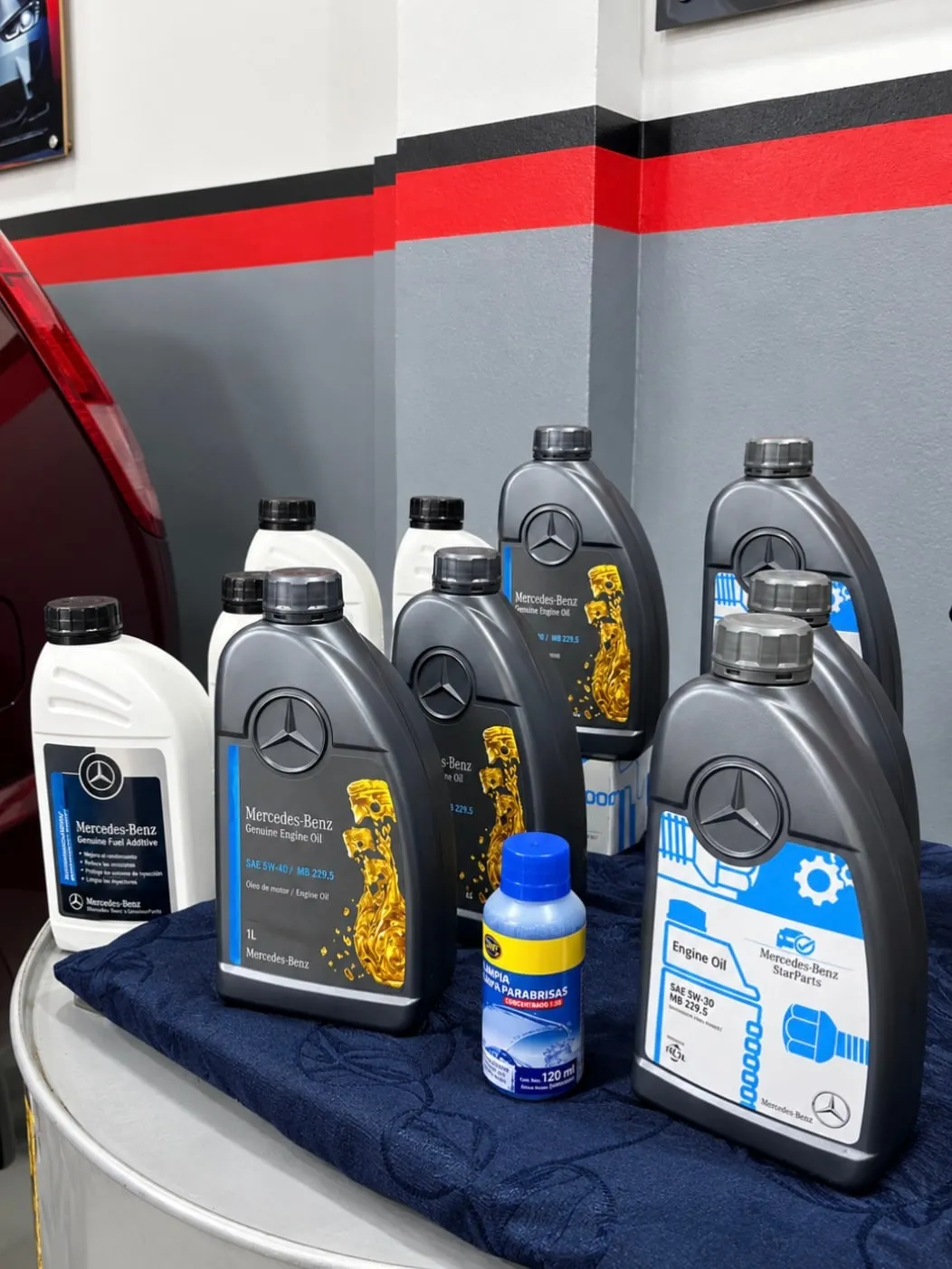Botellas de aceite original Mercedes-Benz sobre un barril