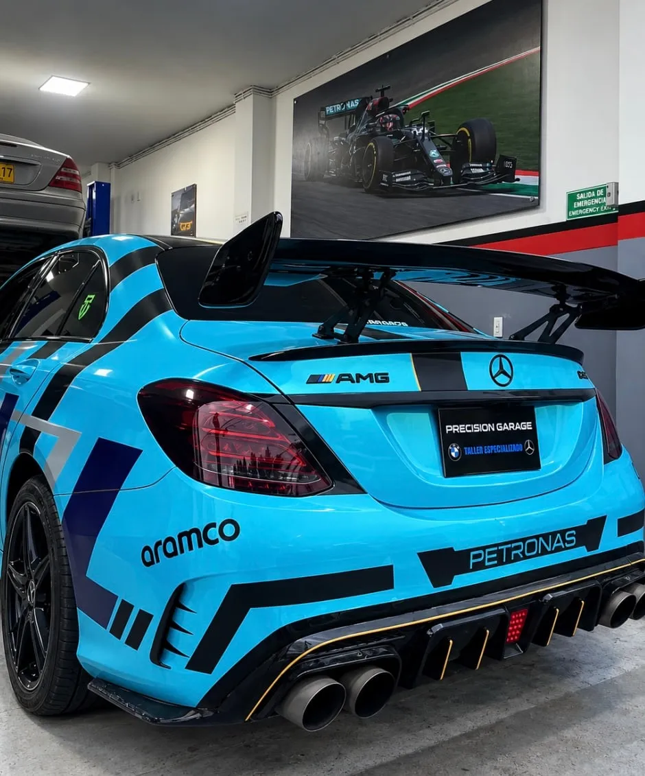 Mercedes-AMG con vinilo azul dentro del taller