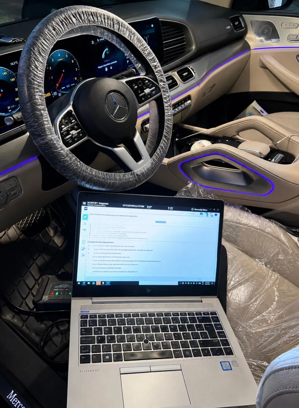 Diagnóstico electrónico desde el interior de un Mercedes-Benz
