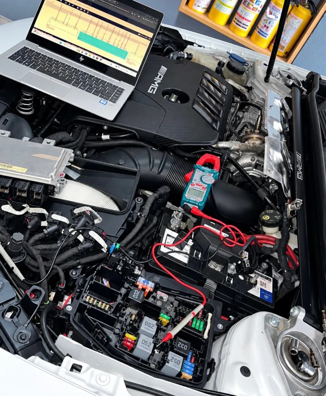 Diagnóstico de motor con computador en un Mercedes-Benz