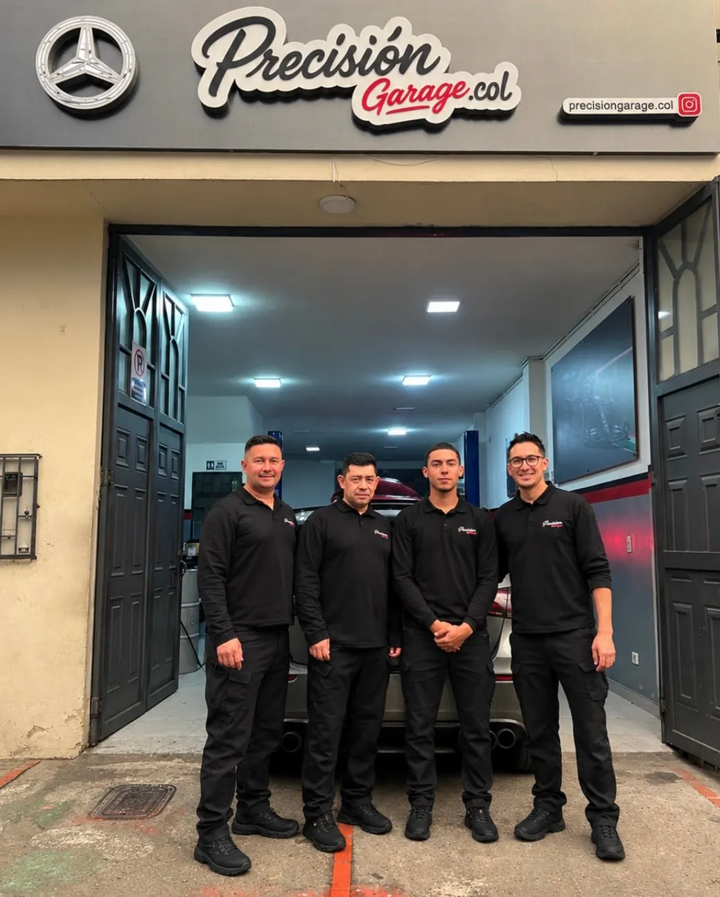 El equipo de Precision Garage frente a la entrada del taller