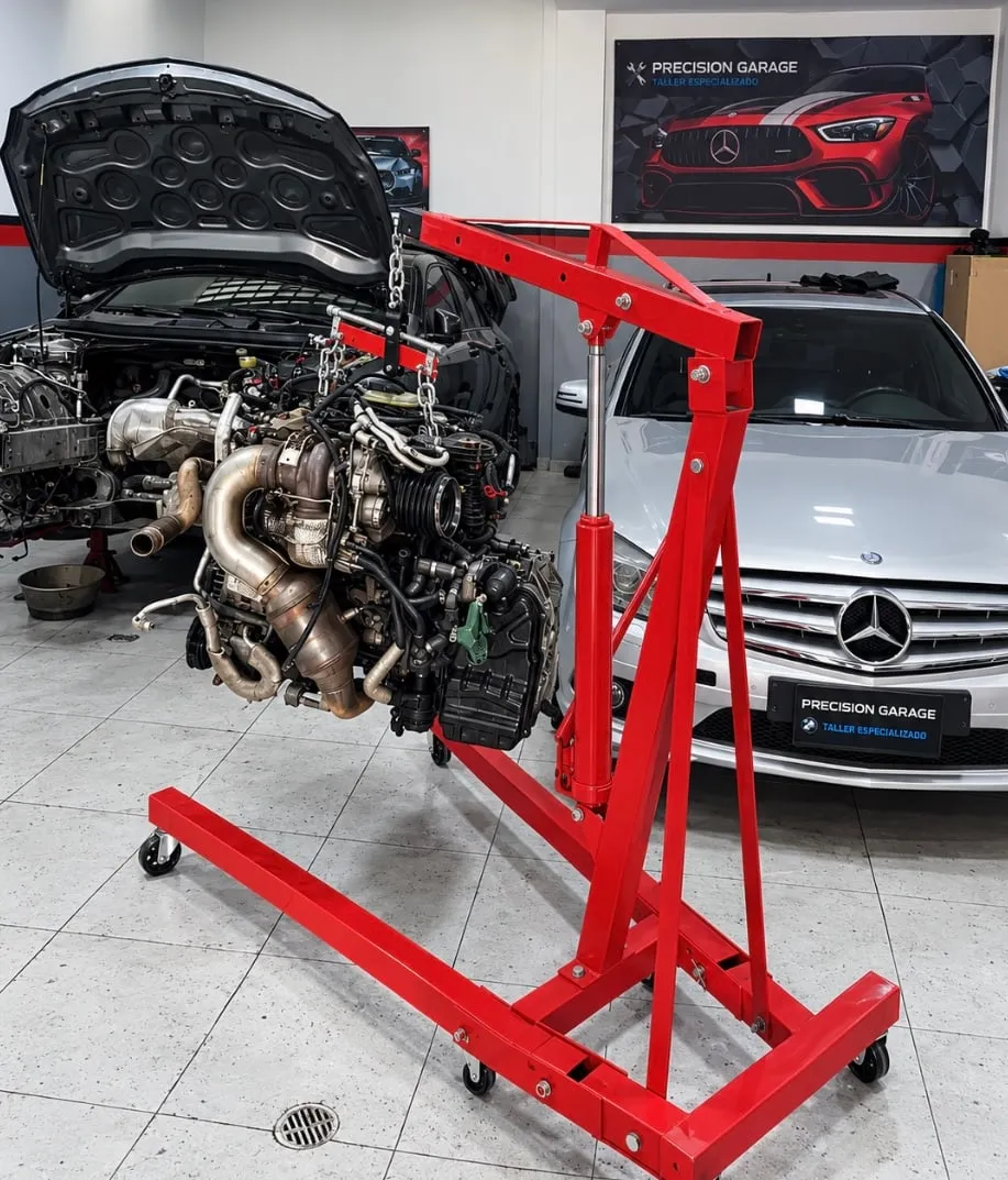 Motor Mercedes-Benz desmontado sobre grúa de taller