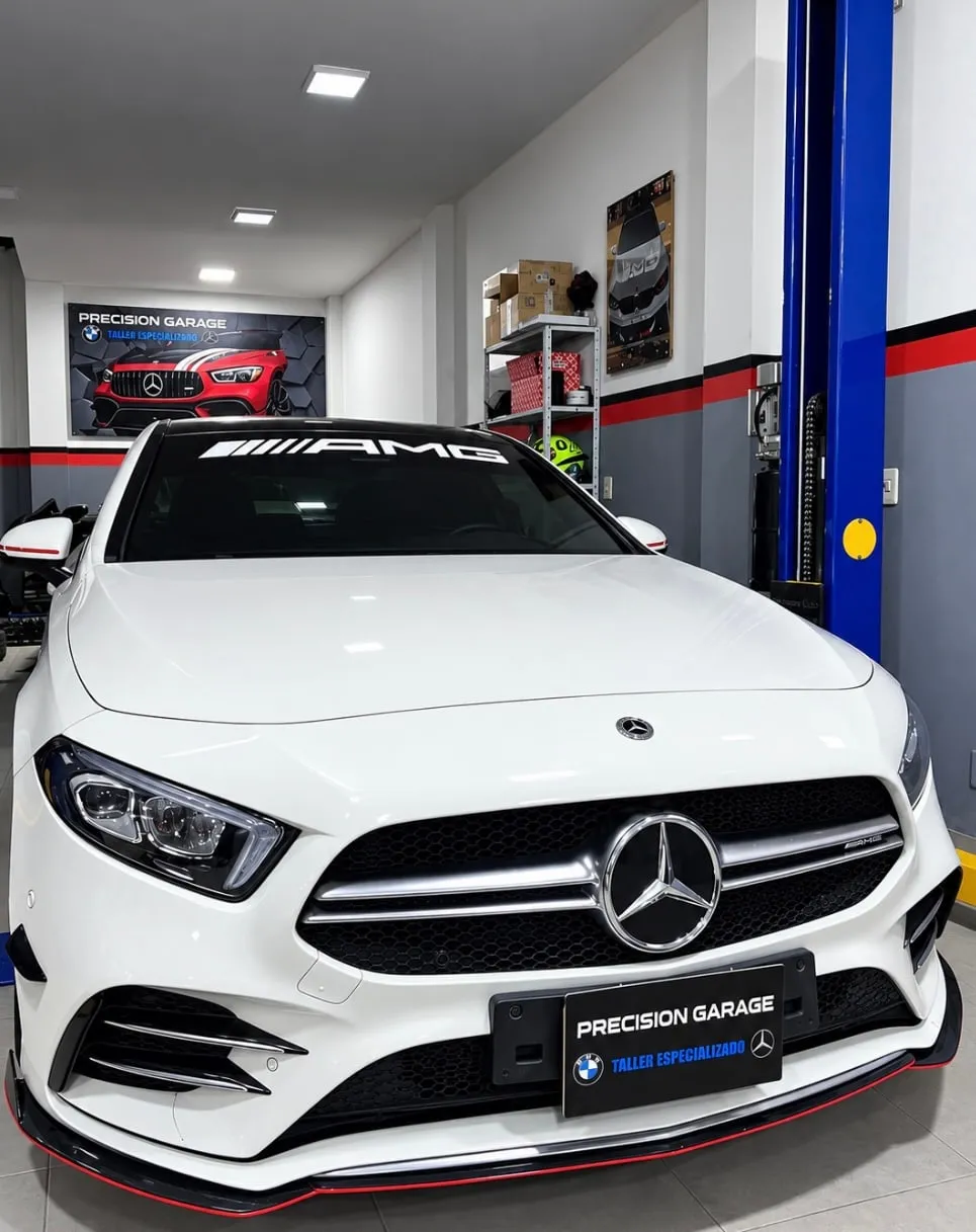 Mercedes-AMG A 35 blanco dentro del taller
